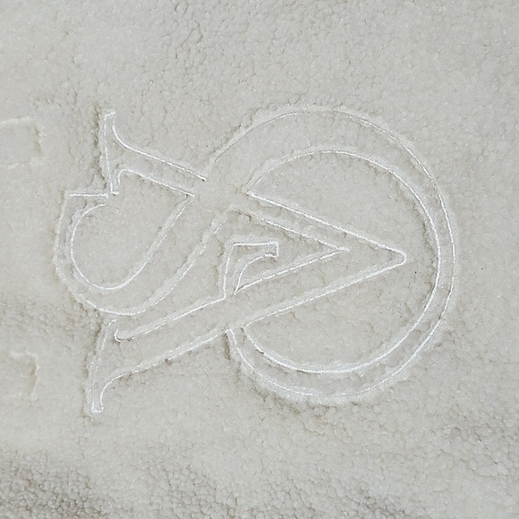 VICTORIA SECRET 2021 OFF WHITE EMBROIDERED SHERPA LOGO TOTE BAG - Picture 2 of 10